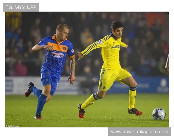 穆哈雷莫维奇乌龙后呆立，队友上前安慰显温情