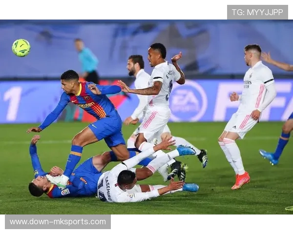 西甲争冠再反转引发裁判争议，巴萨矛头指向裁判问题成热点话题